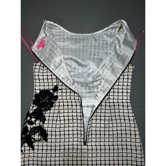 Betsey Johnson Women's Floral-Applique Sheath Dress (14,  Ivory/Black) - Picture 3 of 8